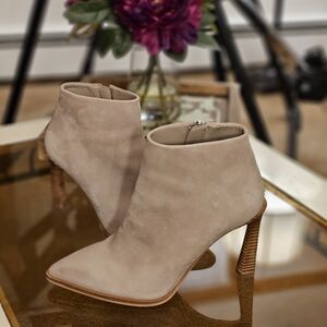 VINCE CAMUTO Pezlee Ankle Boots